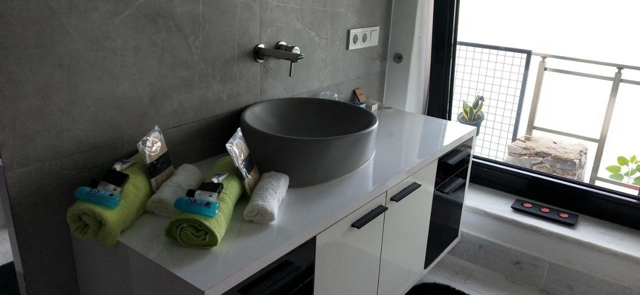 Waterfront Glass Flat *
