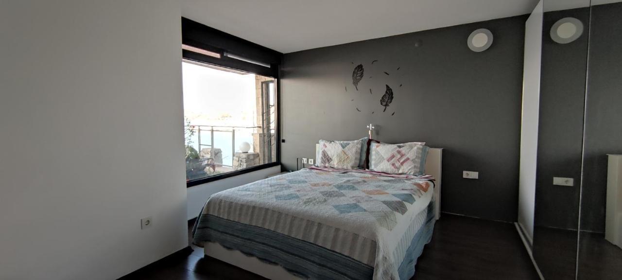 Waterfront Glass Flat Apartment *